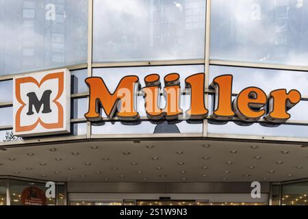 WETZLAR, Germania 2022-04-23: Logo Mueller Market. Mueller è un negozio di cosmetici con una grande farmacia e una sezione di profumeria con sede a Ulm, GE Foto Stock