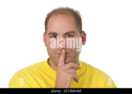 Il giovane mette il dito sulla bocca - ritagliato su sfondo bianco Foto Stock