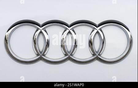 WETZLAR, Germania 2022-04-23: Primo piano del logo Audi su un'auto. Audi AG è un'azienda automobilistica tedesca che progetta, progetta, produce e commercializza un Foto Stock