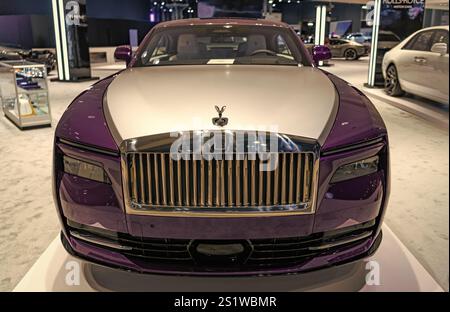 New York City, USA - 27 marzo 2024: Auto di lusso Rolls Royce Spectre al New York International Auto Show, vista frontale Foto Stock