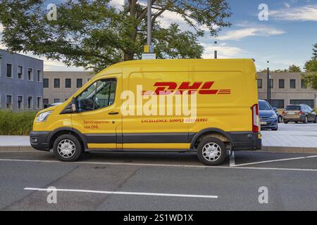 WETZLAR, Germania - 2021-10-01: Logo DHL su un camion DHL giallo. DHL è di proprietà del servizio postale tedesco Deutsche Post Foto Stock
