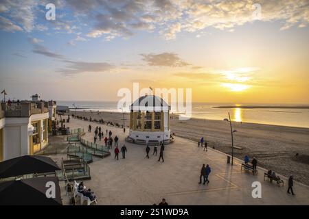 Tramonto sul padiglione musicale di Borkum con una splendida luce dorata. Tramonto sul padiglione musicale di Borkum con una splendida luce dorata Foto Stock