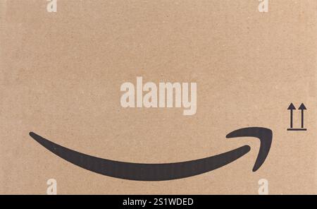 WETZLAR, Germania 2022-04-25: Pacchetto Amazon prime in dettaglio. Prime è un servizio offerto dal rivenditore online Amazon per una consegna più rapida degli ordini Foto Stock
