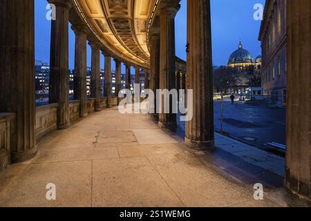 Germania, Berlino, 19.12.2024, Isola dei Musei, parte recentemente rinnovata dei colonnati, cortile del museo della Galleria Nazionale, Cattedrale di Berlino, Europa Foto Stock