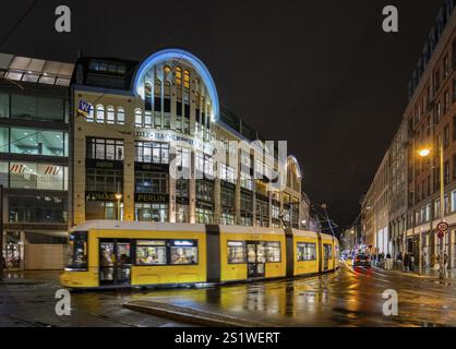 Germania, Berlino, 19.12.2024, Hackesche Hoefe, Hackescher Markt, vista su Rosenthaler Strasse, tram, Europa Foto Stock