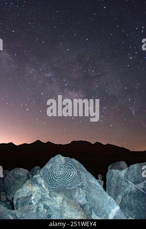 La via Lattea sorge sopra un antico petroglifo di Hohokam Foto Stock