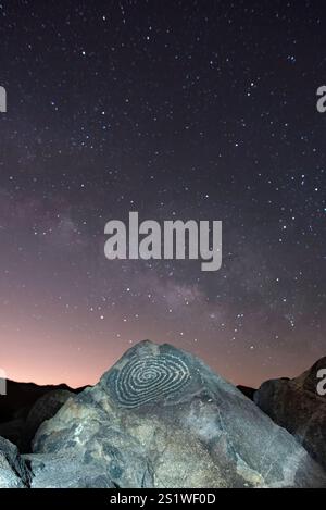 La via Lattea sorge sopra un antico petroglifo di Hohokam Foto Stock