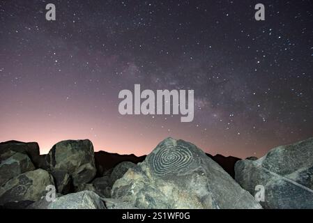 La Via Lattea sorge sopra gli antichi petroglifici di Hohokam Foto Stock