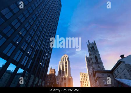 Basilica di Notre Dame nella vecchia Montreal, una città storica vicino al Porto Vecchio di Montreal. Foto Stock