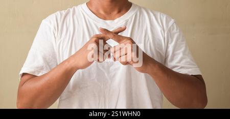 Il giovane alzò le mani mentre parlava il linguaggio dei segni, incrociando le dita indice mentre mostrava un ingegnere delle parole Foto Stock