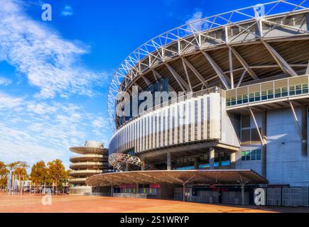 Moderna arena sportiva per competizioni e intrattenimento nel parco olimpico di Sydney in una giornata di sole - infrastrutture sportive dell'Australia. Foto Stock