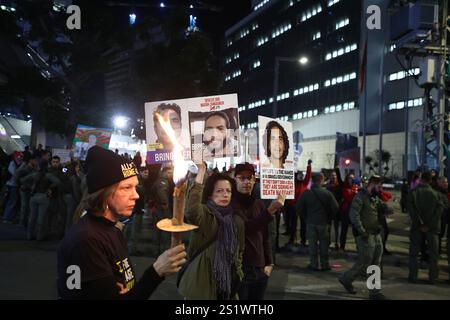 Tel Aviv, Israele. 4 gennaio 2025. Gli israeliani prendono parte a una protesta che chiede un cessate il fuoco immediato a Gaza e il rilascio degli ostaggi israeliani, a Tel Aviv, Israele, il 4 gennaio 2025. Crediti: Jamal Awad/Xinhua/Alamy Live News Foto Stock