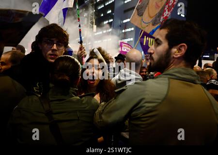 Tel Aviv, Israele. 4 gennaio 2025. Gli israeliani si scontrano con la polizia durante una protesta che chiede un cessate il fuoco immediato a Gaza e il rilascio degli ostaggi israeliani, a Tel Aviv, Israele, il 4 gennaio 2025. Crediti: Jamal Awad/Xinhua/Alamy Live News Foto Stock