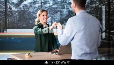 L'uomo dell'hotel parla con la receptionist. Travel Vacation Lifestyle Foto Stock