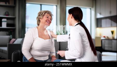 Medico e paziente anziano che vive nella casa assistita Foto Stock