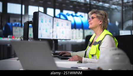Donna che lavora nella generazione di energia elettrica delle centrali elettriche Foto Stock
