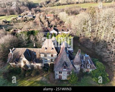 Abbandonato Château de Pierrefitte nel comune di POIL, Nièvre, Borgogna, Francia, circondato da boschi e prati Foto Stock