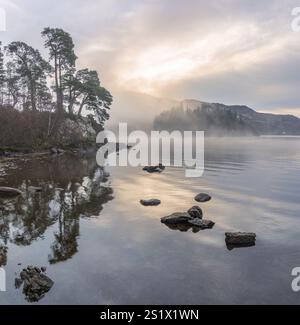 Immagine di Derwentwater dall'atmosfera assolutamente mozzafiato durante l'alba nebbiosa in autunno Foto Stock