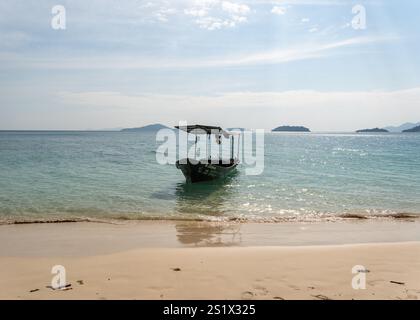 Koh Chang, Thailandia. 3 gennaio 2025. Vista generale di una barca di pescatori locale sulle acque cristalline di Long Beach, sull'isola di Koh Chang. Long Beach on Koh Chang è una spiaggia isolata e pittoresca situata sulla punta sud-orientale di Koh Chang, Thailandia. Conosciuto per la sua bellezza naturale, l'atmosfera tranquilla e il minimo sviluppo, è una destinazione ideale per coloro che cercano tranquillità, senza Internet e elettricità limitata dai generatori, per disconnettersi e godersi la natura. Credito: SOPA Images Limited/Alamy Live News Foto Stock