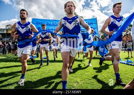 WANGARATTA, AUSTRALIA. 14 settembre 2024. I giocatori del Bright Football Club attraversano il banner del club ed entrano nel campo di gioco all'inizio della partita Foto Stock