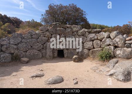 La tomba dei Giganti nuragici è concias a Quartucciu, nel sud della Sardegna Foto Stock