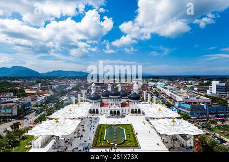 Grande Moschea di Aceh, grande Moschea di Baiturrahman, punto di vista aereo con droni. Foto Stock