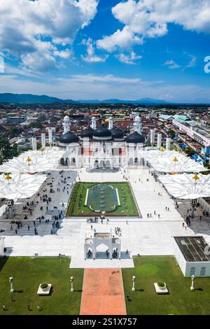 Grande Moschea di Aceh, grande Moschea di Baiturrahman, punto di vista aereo con droni. Foto Stock