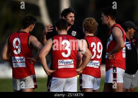 EUROA, AUSTRALIA 11 maggio 2024. Nella foto: Jarrad Waite, ex calciatore australiano professionista, consiglia la sua squadra durante il quarto di pausa durante Foto Stock