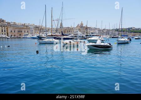 Yacht e motoscafi nella città europea DI BIRGU o Vittoriosa visti da Senglea a Malta, cielo azzurro e limpido nel 2022, caldo e soleggiato giorno primaverile a maggio. Foto Stock