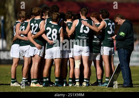 Un gruppo di giocatori australiani della squadra di calcio Echuca Bombers si riuniscono in un gruppo prima di una partita di calcio contro il Benalla Saints. Foto Stock