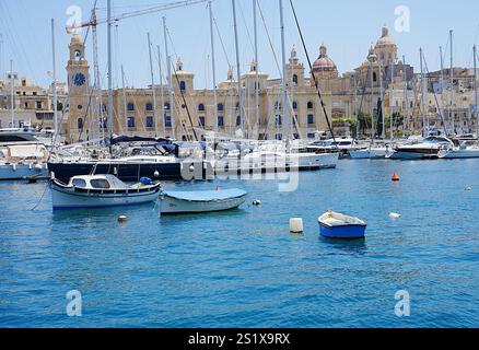 Yacht e motoscafi nella città europea DI BIRGU o Vittoriosa visti da Senglea a Malta, cielo azzurro e limpido nel 2022, caldo e soleggiato giorno primaverile a maggio. Foto Stock