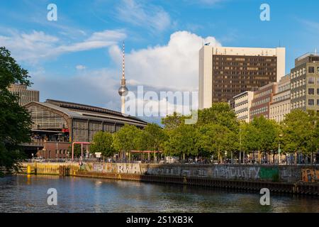 Centro di Berlino, capitale della Germania. Nello skyline della stazione ferroviaria di Friedrichstraße e della torre della televisione nel quartiere centrale di Mitte con il fiume Sprea Foto Stock