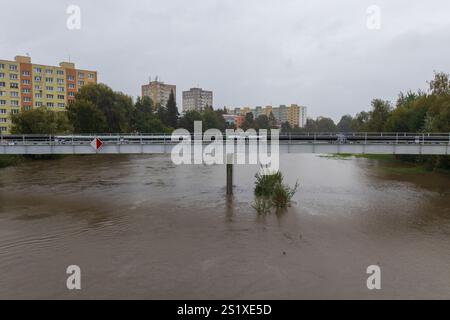 Ceske Budejovice, repubblica Ceca – 14 settembre 2024: Fiume Moldava gonfio sotto il ponte, pericolo di inondazione Foto Stock