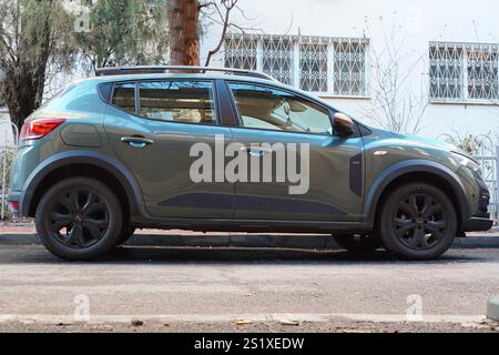 Bucarest, Romania – 4 gennaio 2025: Vista laterale dell'auto Dacia Sandero parcheggiata sulla strada di fronte al blocco di appartamenti Foto Stock