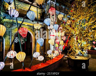 Una fila di lanterne è appesa al soffitto. Le lanterne sono di colori e dimensioni diversi Foto Stock