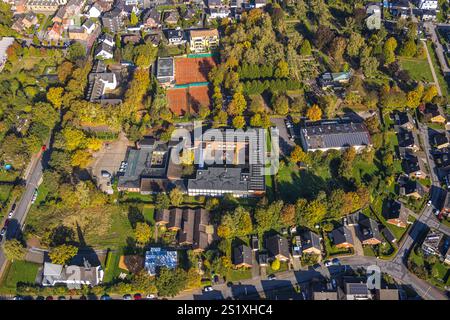 Vista aerea, posizione Förderzentrum Nord SELM e campi da tennis, scuola elementare sinistra Auf den Äckern, lutto destro presso la sala lutto del cem Foto Stock