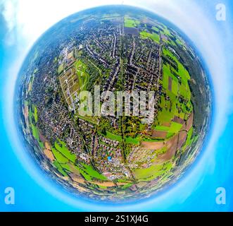 Vista aerea, zona residenziale della città Römerstraße, vista di SELM, centro sportivo con stadio di calcio Sparkassen Arena, Campusplatz Süd con Stauferste Foto Stock