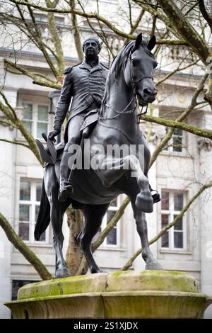 Statua equestre in bronzo di re Giorgio III di Matthew Cotes Wyatt in Cockspur Street, Londra. Il re è seduto sul suo cavallo arabo, Adone Foto Stock