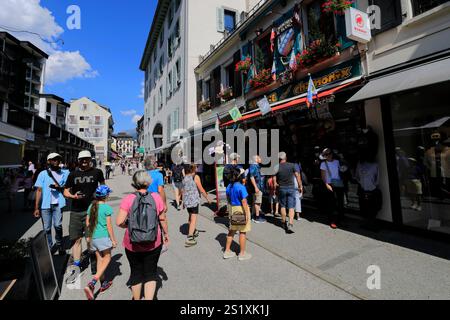 Turisti che camminano lungo la Ru Du Dr Paccard, la città di Chamonix, l'alta Savoia, le Alpi francesi, la Francia. Foto Stock