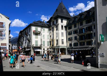 Turisti che camminano lungo la Ru Du Dr Paccard, la città di Chamonix, l'alta Savoia, le Alpi francesi, la Francia. Foto Stock