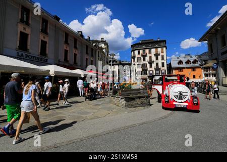 Turisti che camminano lungo la Ru Du Dr Paccard, la città di Chamonix, l'alta Savoia, le Alpi francesi, la Francia. Foto Stock