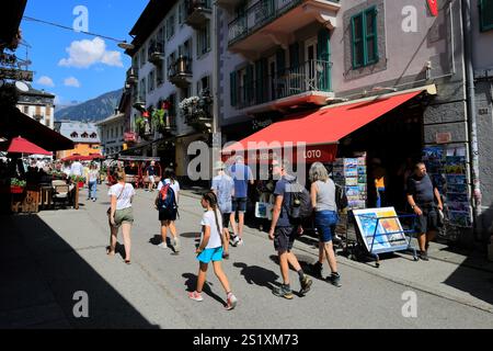 Turisti che camminano lungo la Ru Du Dr Paccard, la città di Chamonix, l'alta Savoia, le Alpi francesi, la Francia. Foto Stock