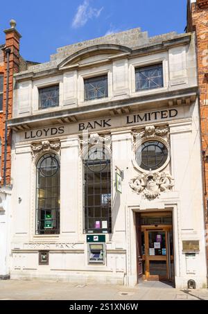 La facciata della Lloyds Bank è un antico dettaglio architettonico di un edificio di una banca di fronte a St Ives, una città medievale di mercato St Ives Cambridgeshire Inghilterra Regno Unito Europa Foto Stock