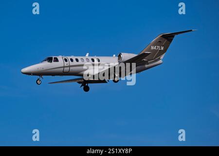 Aeroporto internazionale Sky Harbor 12-31-2024 Phoenix, Arizona, USA Private Cessna Citation CJ3 N47LM arrivo al tramonto per 25L allo Sky Harbor Intl. Aeroporto. Foto Stock