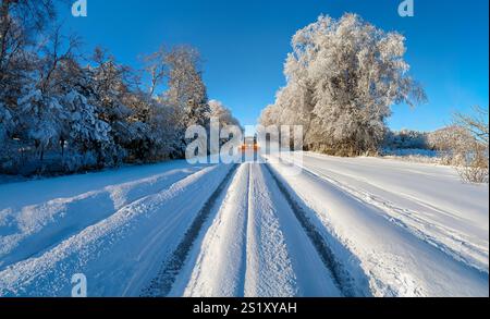 Spazzaneve che pulisce la neve da una strada principale nel sud-ovest della Scozia. Foto Stock
