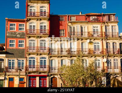 Porto, Portogallo, 25 dicembre 2024: Facciate illuminate dal sole di Ribeira: Uno sguardo al patrimonio architettonico di Porto Foto Stock