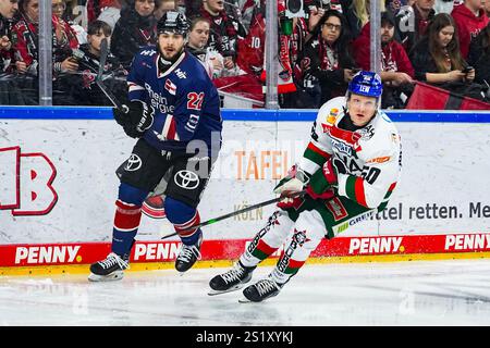 Germania. 5 gennaio 2025. Eishockey Penny-DEL 34.Spieltag Koelner Haie - Augsburger Panther am 05.01.2025 in der Lanxess Arena a Koeln Maximilian Gloetzl ( Koeln ), Links - Alexander Oblinger ( Augusta ), rechts Gemaess den Vorgaben der Deutsche Eishockey Liga ist die Publikation und Weiterverwertung der Aufnahmen in elektronischen Spiehren Mediehren en en en en en Spielauden. Foto: Revierfoto credito: ddp media GmbH/Alamy Live News Foto Stock