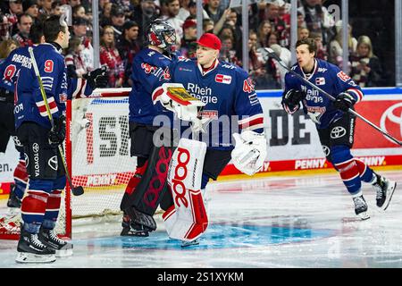 Germania. 5 gennaio 2025. Eishockey Penny-DEL 34.Spieltag Koelner Haie - Augsburger Panther AM 05.01.2025 in der Lanxess Arena a Koeln Tobias Ancicka ( Koeln ), mitte - nach langer Verletzungspause erstmals wieder in der Mannschaftsaufstellung Gemaess den Vorgaben der DEL Deutsche Eishockey Liga ist die Publikation und Foto: Revierfoto credito: ddp media GmbH/Alamy Live News Foto Stock