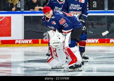 Germania. 5 gennaio 2025. Eishockey Penny-DEL 34.Spieltag Koelner Haie - Augsburger Panther am 05.01.2025 in der Lanxess Arena a Koeln Tobias Ancicka ( Koeln ) - nach langer Verletzungspause erstmals wieder in der Mannschaftsaufstellung Gemaess den Vorgaben der DEL Deutsche Eishockey Liga ist die Publikation und Weiterverwertsaufstellung der Foto: Revierfoto credito: ddp media GmbH/Alamy Live News Foto Stock