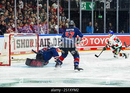 Germania. 5 gennaio 2025. Eishockey Penny-DEL 34.Spieltag Koelner Haie - Augsburger Panther am 05.01.2025 in der Lanxess Arena a Koeln Florian Elias ( Augusta ), rechts - erzielt den Treffer zum 0:1 Gemaess den Vorgaben der DEL Deutsche Eishockey Liga ist die Publikation und Weiterverwertung der Aufnahmen in elektronischen Mediahren Spiefnahmen in Elahren en en en Elahrtung Art Spifnahmen. Foto: Revierfoto credito: ddp media GmbH/Alamy Live News Foto Stock